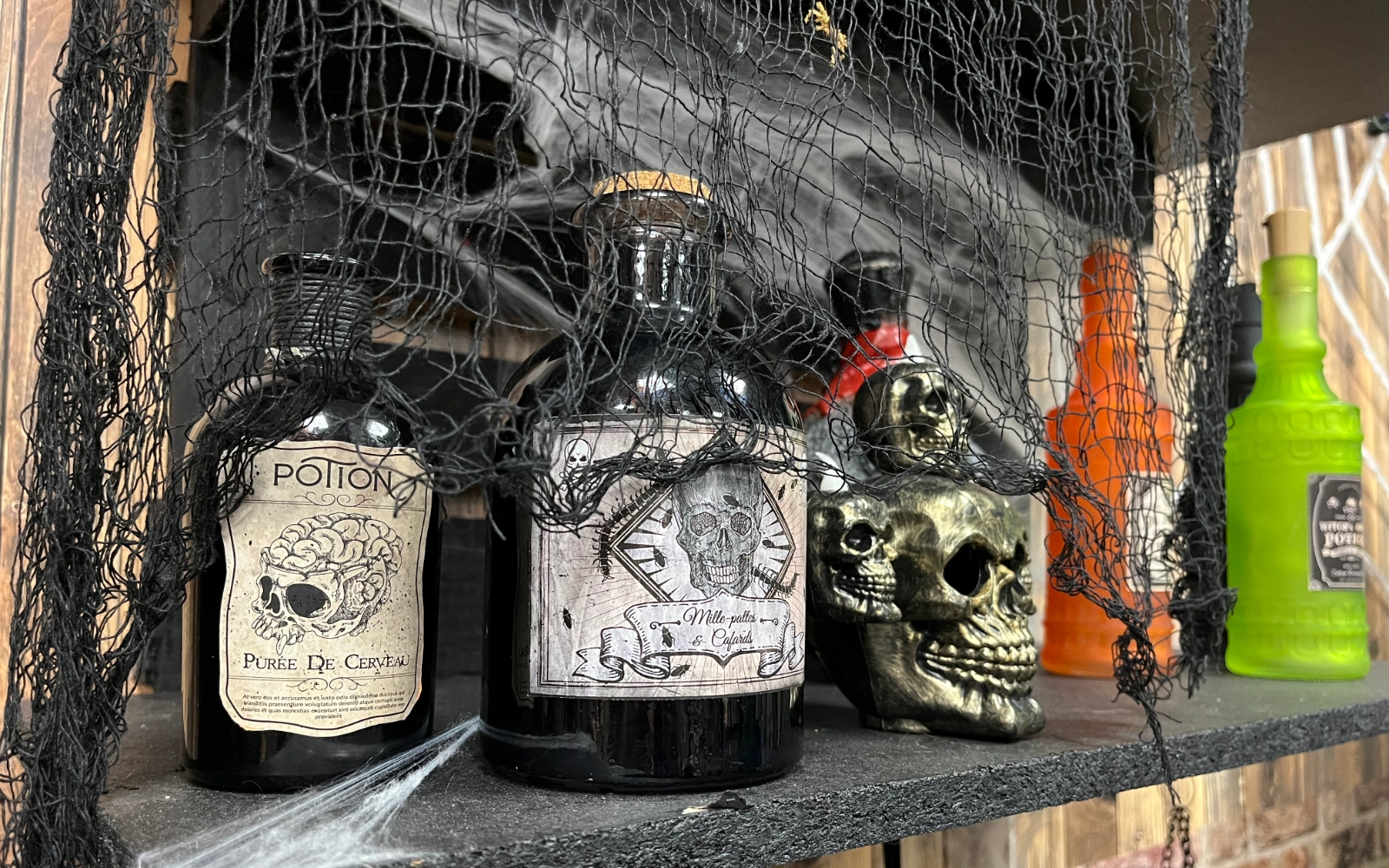 Détail des étiquettes de potions et packaging immersif